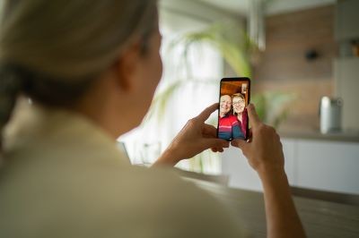 Daughter-skyping-parents-on-phone